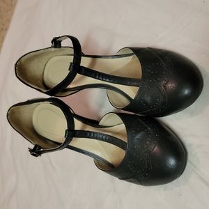 Naturalizer black leather t strap wingtip 2.5 inch heels size 9